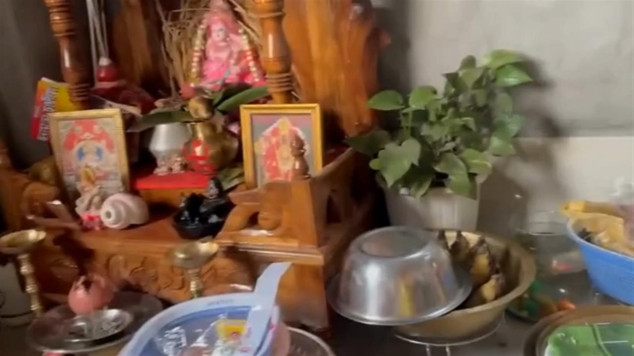 Video: पूजाघर में नोटों की गड्डियां! महिला कांस्टेबल गिरफ्तार