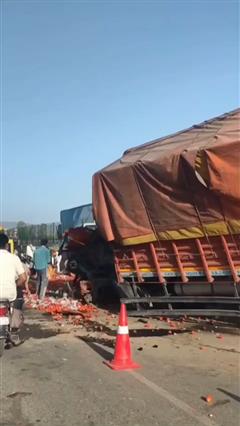 हाईवे पर टमाटर भरा ट्रक पलटा, मची लूट