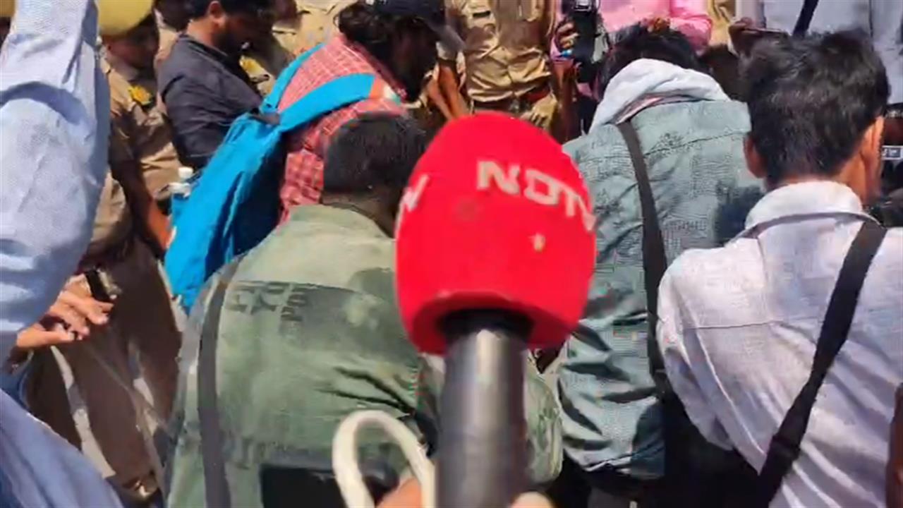 अभ्यर्थियों का अनोखा प्रदर्शन, सड़क पर रेंगते हुए मंत्री आवास पहुंचे