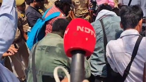 अभ्यर्थियों का अनोखा प्रदर्शन, सड़क पर रेंगते हुए मंत्री आवास पहुंचे