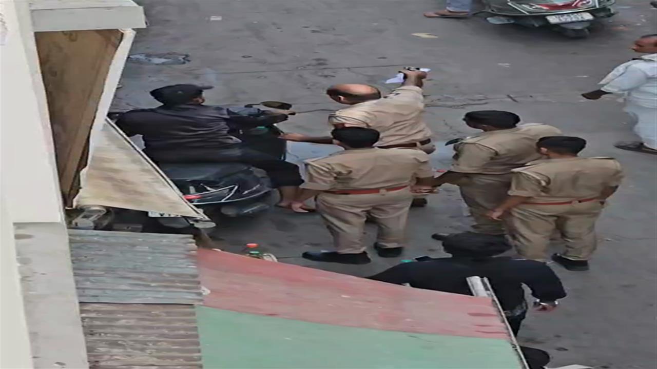 VIDEO: पुलिस चौकी से गुजरना युवक को पड़ा भारी, हिटलर दरोगा ने बरसाए थप्पड़ पर थप्पड़, वायरल हो रहा वीडियो