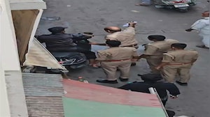 VIDEO: पुलिस चौकी से गुजरना युवक को पड़ा भारी, हिटलर दरोगा ने बरसाए थप्पड़ पर थप्पड़, वायरल हो रहा वीडियो