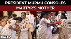 Gallantry Awards | President Murmu Consoles Kirti Chakra Awardee Sepoy Janjal Prabhakar's Mother