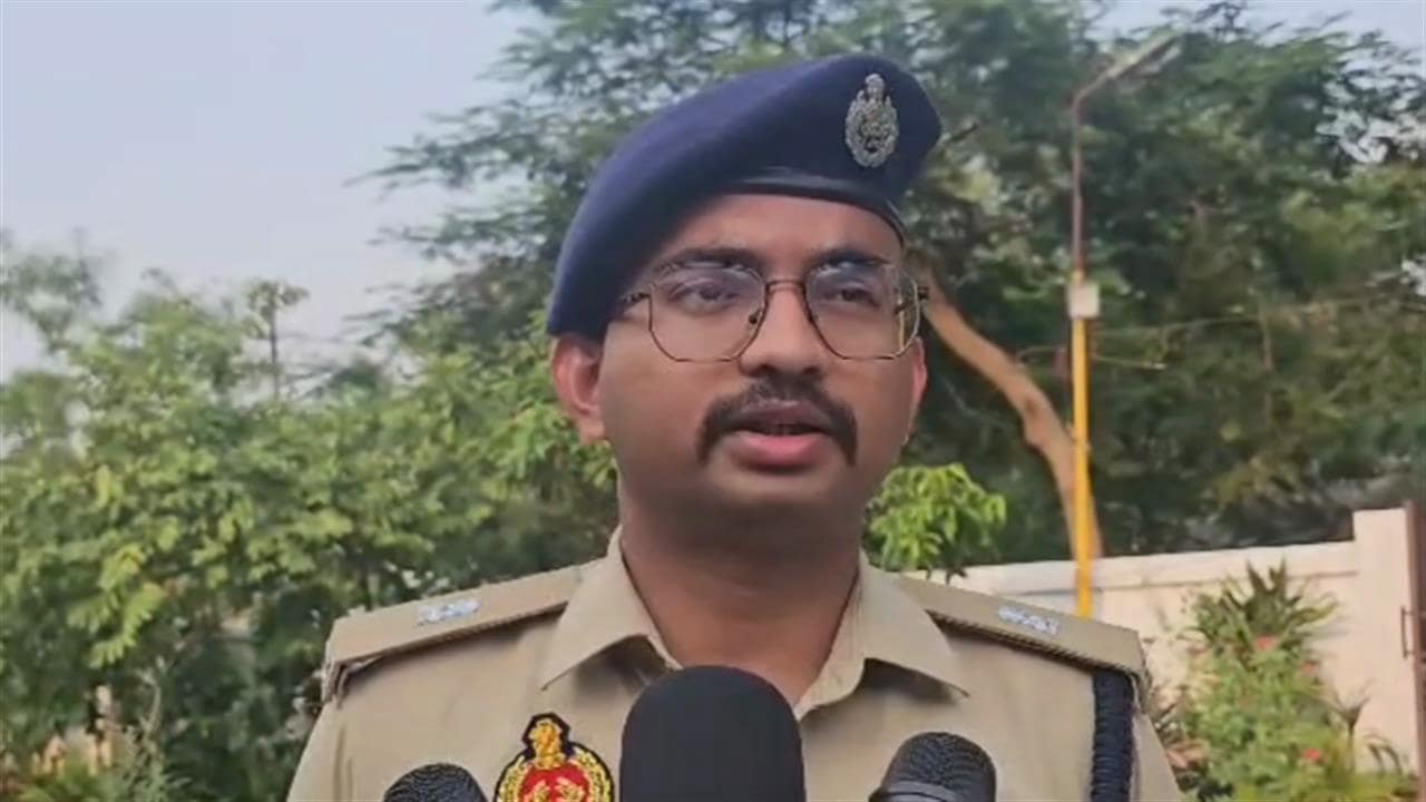 डिवाइडर पर सो रहे मजदूर पर ठेकेदार ने पलटा दी मिट्टी