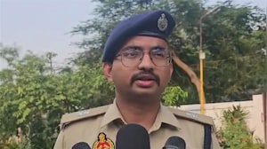 डिवाइडर पर सो रहे मजदूर पर ठेकेदार ने पलटा दी मिट्टी