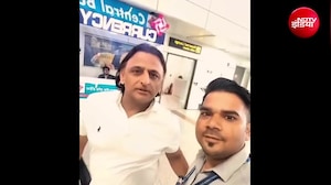 लाल टोपी और सफेद कुर्ता गायब! जींस-टीशर्ट में दिखे अखिलेश यादव, पहचानना हुआ मुश्किल