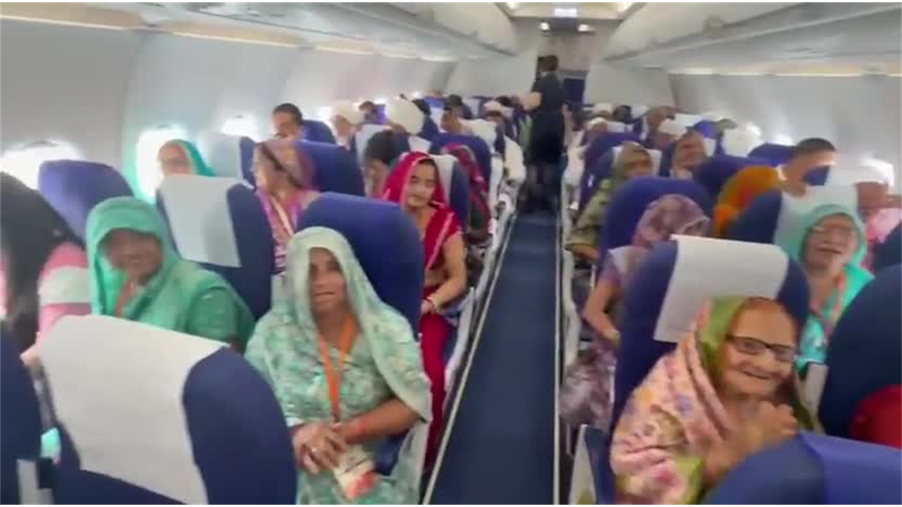नोएडा एयरपोर्ट से पहला हवाई सफर, फ्लाइट में महिलाओं ने गाए भजन