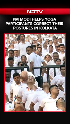 Video: Yoga Day | PM Modi Helps Yoga Participants Correct Their Postures in Kolkata