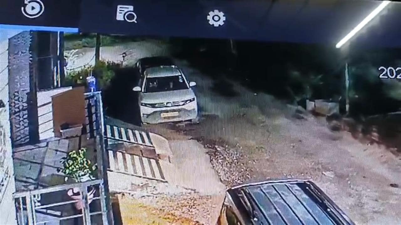अजमेर: घर के बाहर खड़ी दो कारों को लगाई आग, CCTV में कैद हुई वारदात