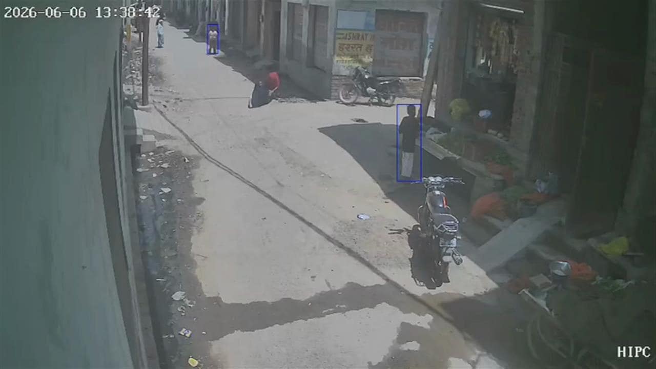 VIDEO: बेटी के सामने महिला को मारी गोली, बाइक पर आए दो हमलावरों ने की फायरिंग