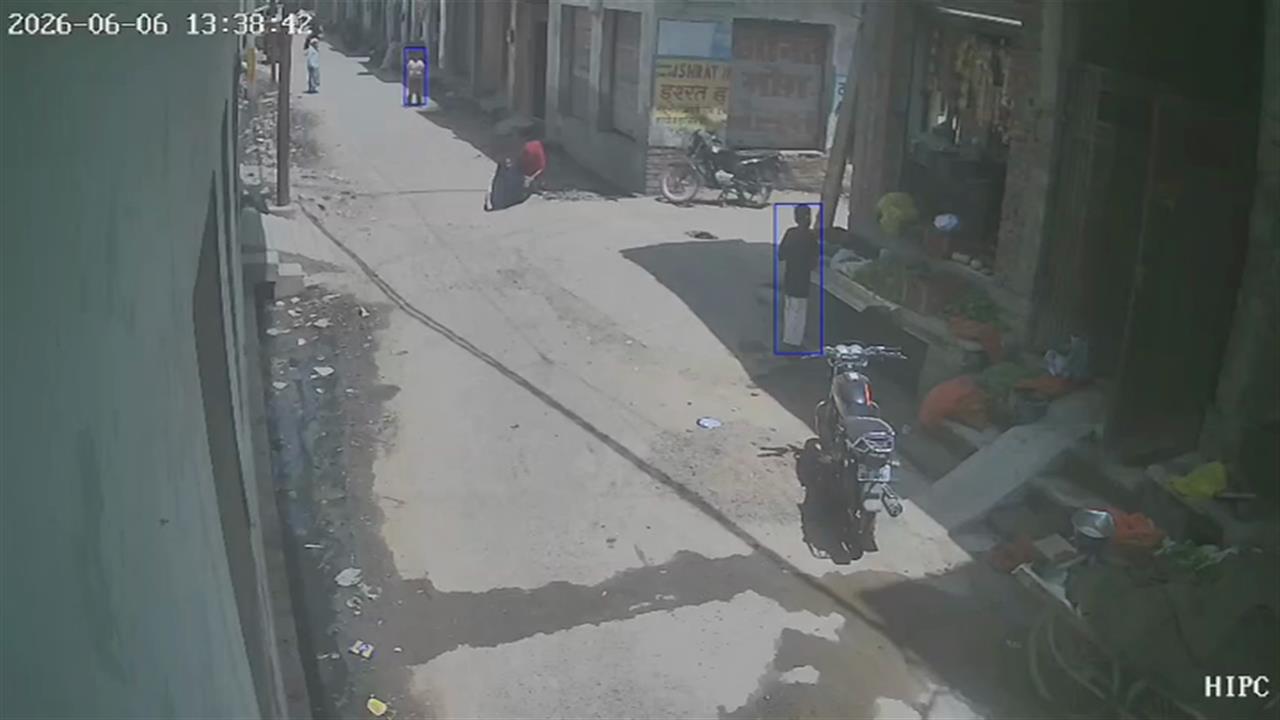 VIDEO: बेटी के सामने महिला को मारी गोली, बाइक पर आए दो हमलावरों ने की फायरिंग