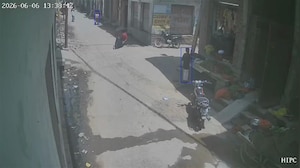 VIDEO: बेटी के सामने महिला को मारी गोली, बाइक पर आए दो हमलावरों ने की फायरिंग