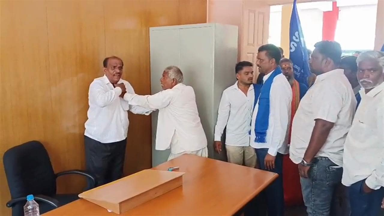 किसान ने अधिकारी के मुंह पर मारी चप्पल, नगर विकास प्राधिकरण में हंगामा