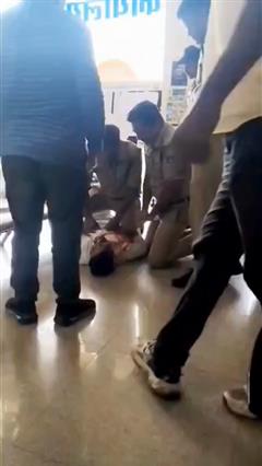VIDEO: कमिश्नर ऑफिस में CPR से बची जान, कुर्सी से गिरे शख्स के लिए फरिश्ते बने पुलिस वाले