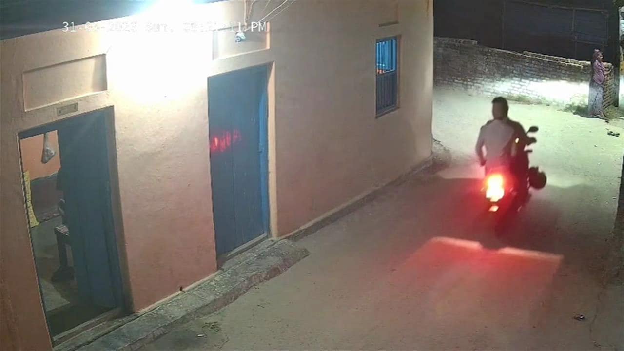 बेगूसराय में ड्यूटी पर जा रहे चौकीदार को सरेआम लात-घूंसों से पीटा