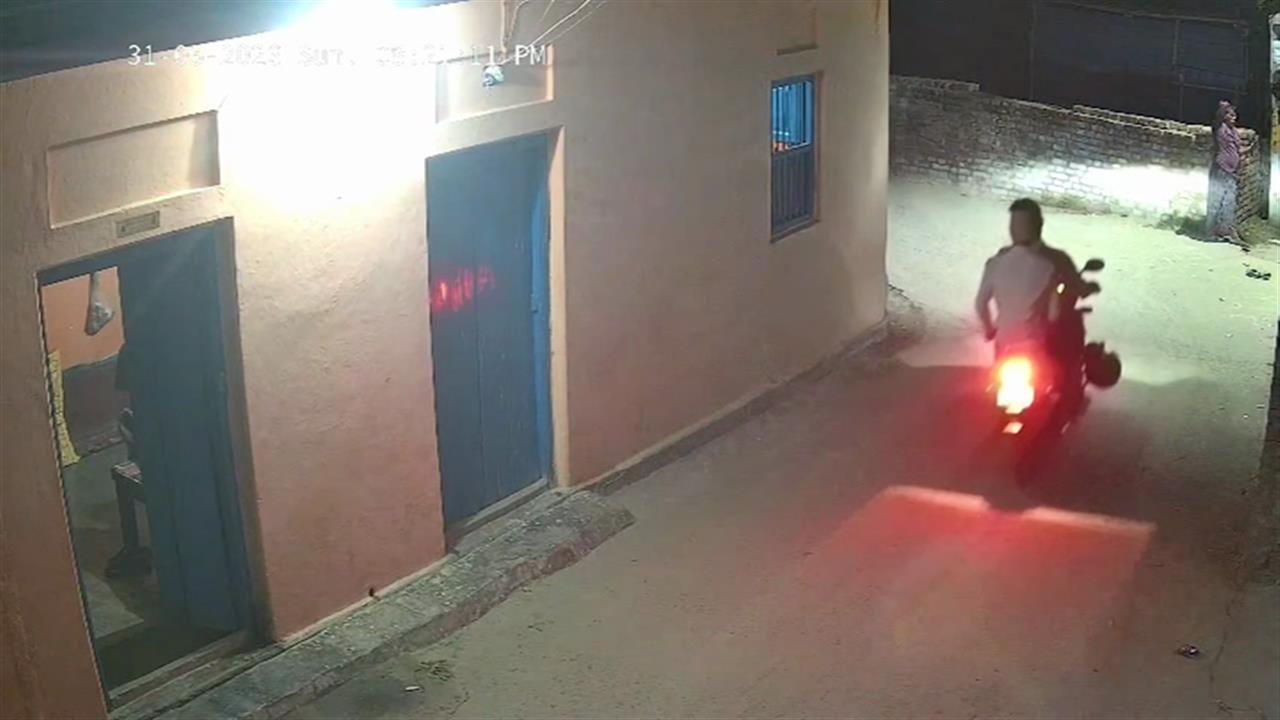 बेगूसराय में ड्यूटी पर जा रहे चौकीदार को सरेआम लात-घूंसों से पीटा