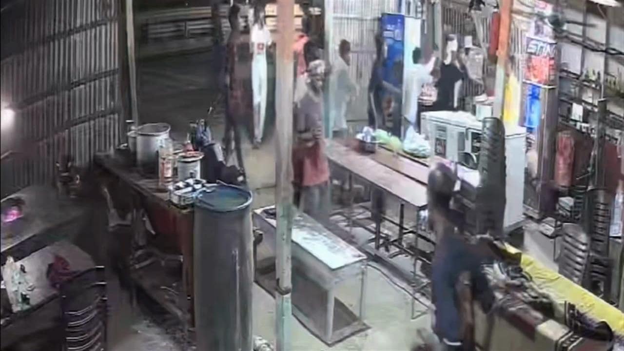 कोल्ड ड्रिंक के विवाद में होटल मालिक को लाठी-डंडों से पीटा,  CCTV वायरल
