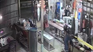 कोल्ड ड्रिंक के विवाद में होटल मालिक को लाठी-डंडों से पीटा,  CCTV वायरल