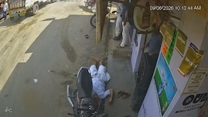 सड़क पर यमदूत बनकर आया सांड, बुजुर्ग को पटककर मारा