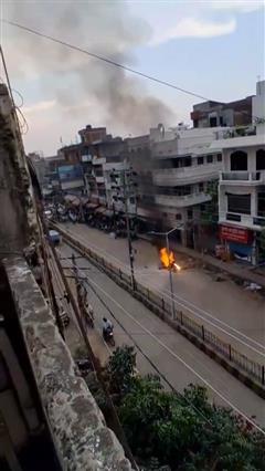 बुलेट बाइक में लगी आग, देखते ही देखते जलकर हुई राख