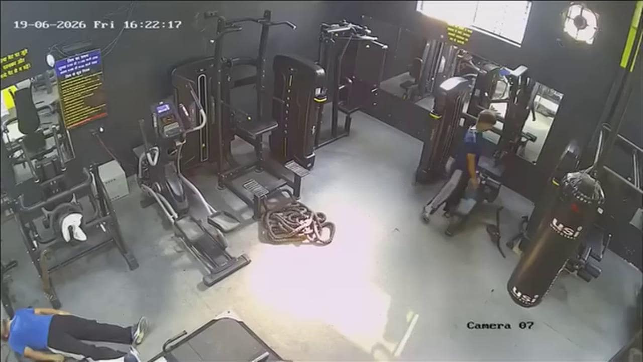 GYM में एक्सरसाइज के दौरान अचानक आया हार्ट अटैक! पुल‍िस जवान की मौत, CCTV कैमरे में कैद हुई घटना