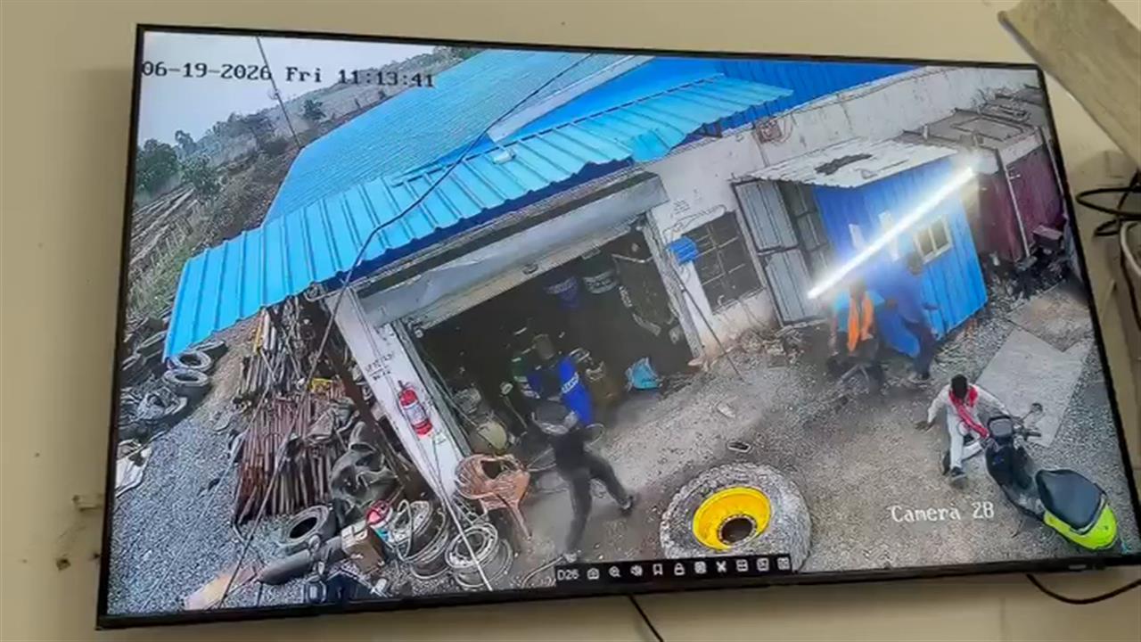 VIDEO: हवा भरते समय फटा जेसीबी का टायर, चार लोग हवा में उछले, एक की मौत