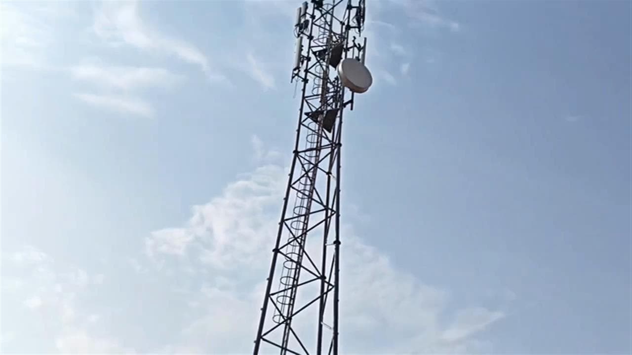 नाबालिग प्रेमिका के प्यार में युवक टावर पर चढ़ा, दो दिन से नहीं हुई बात तो उठाया यह कदम