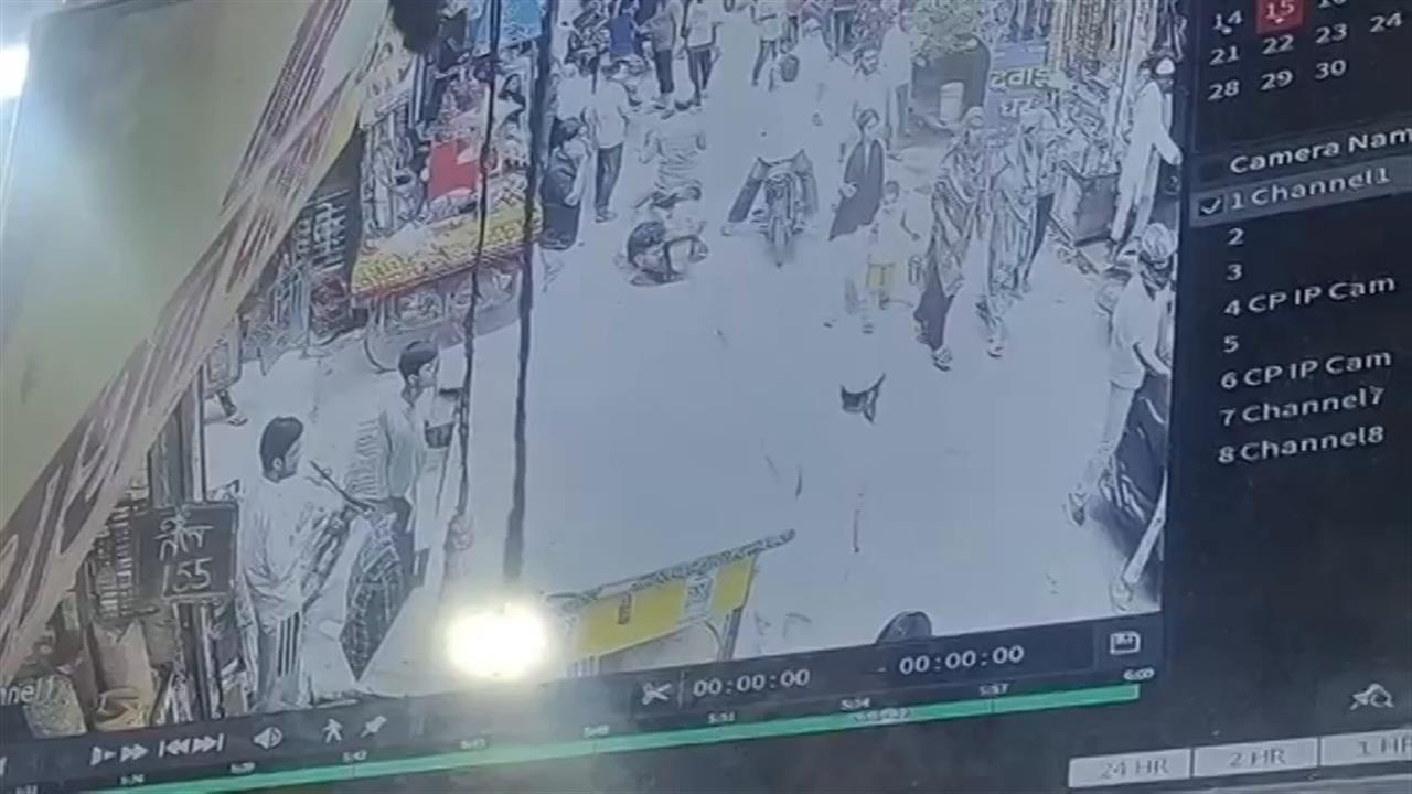 दिल्ली के दयालपुर में मर्डर का CCTV आया सामने, बेखौफ बदमाशों ने ताबड़तोड़ गोलियां बरसाईं
