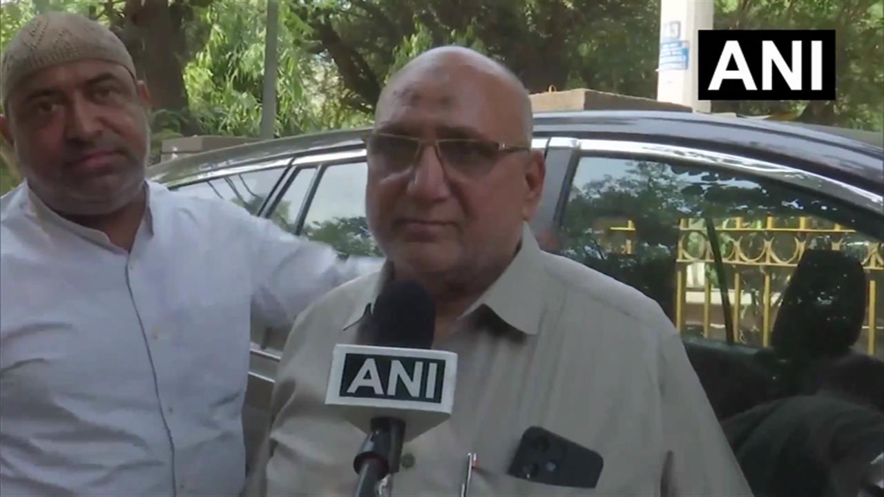 दुकान से गद्दे बिछाकर 8 लोगों को बचाया... दिल्ली अग्निकांड के चश्मदीद ने क्या बताया?
