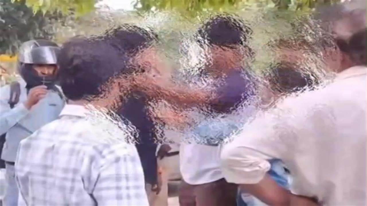 VIDEO: पत्नी ने प्रेमी के साथ मिलकर पति को पीटा, बीच सड़क पर कॉलर पकड़कर किया हंगामा