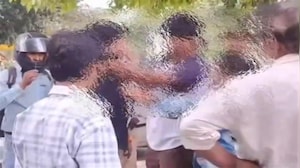 VIDEO: पत्नी ने प्रेमी के साथ मिलकर पति को पीटा, बीच सड़क पर कॉलर पकड़कर किया हंगामा