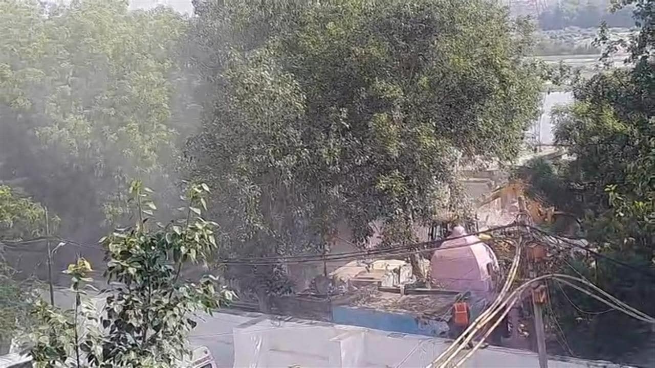 दिल्ली: यमुना बाजार में गरजा बुलडोजर, 310 घर जमींदोज, लोग बोले- '35 साल बाद हम अवैध कैसे?'