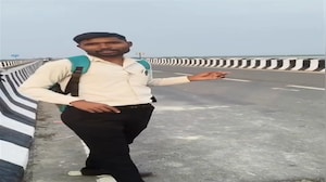 वीडियो बना रहा था यूट्यूबर, पुल की दरार में गिरा मोबाइल