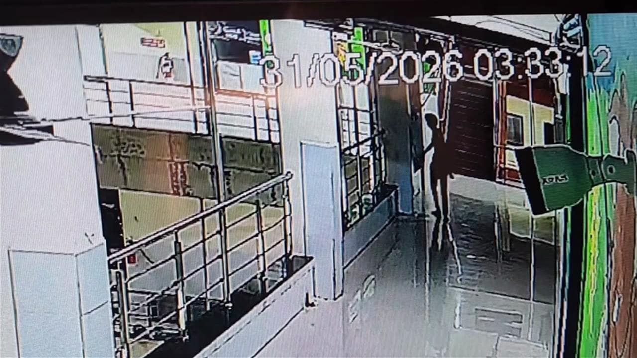 VIDEO: सरकारी अस्पताल की बिल्डिंग से गिरा शख्स, मौत; CCTV में कैद हुई घटना 