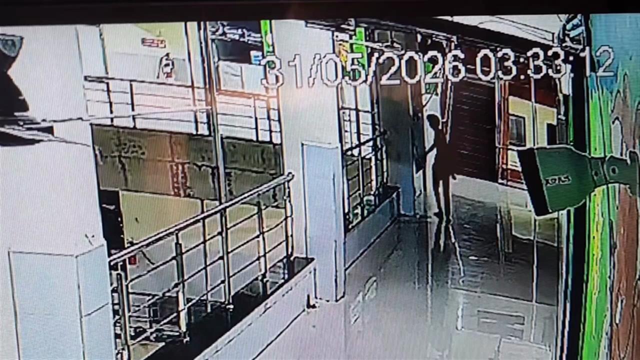 VIDEO: सरकारी अस्पताल की बिल्डिंग से गिरा शख्स, मौत; CCTV में कैद हुई घटना&nbsp;