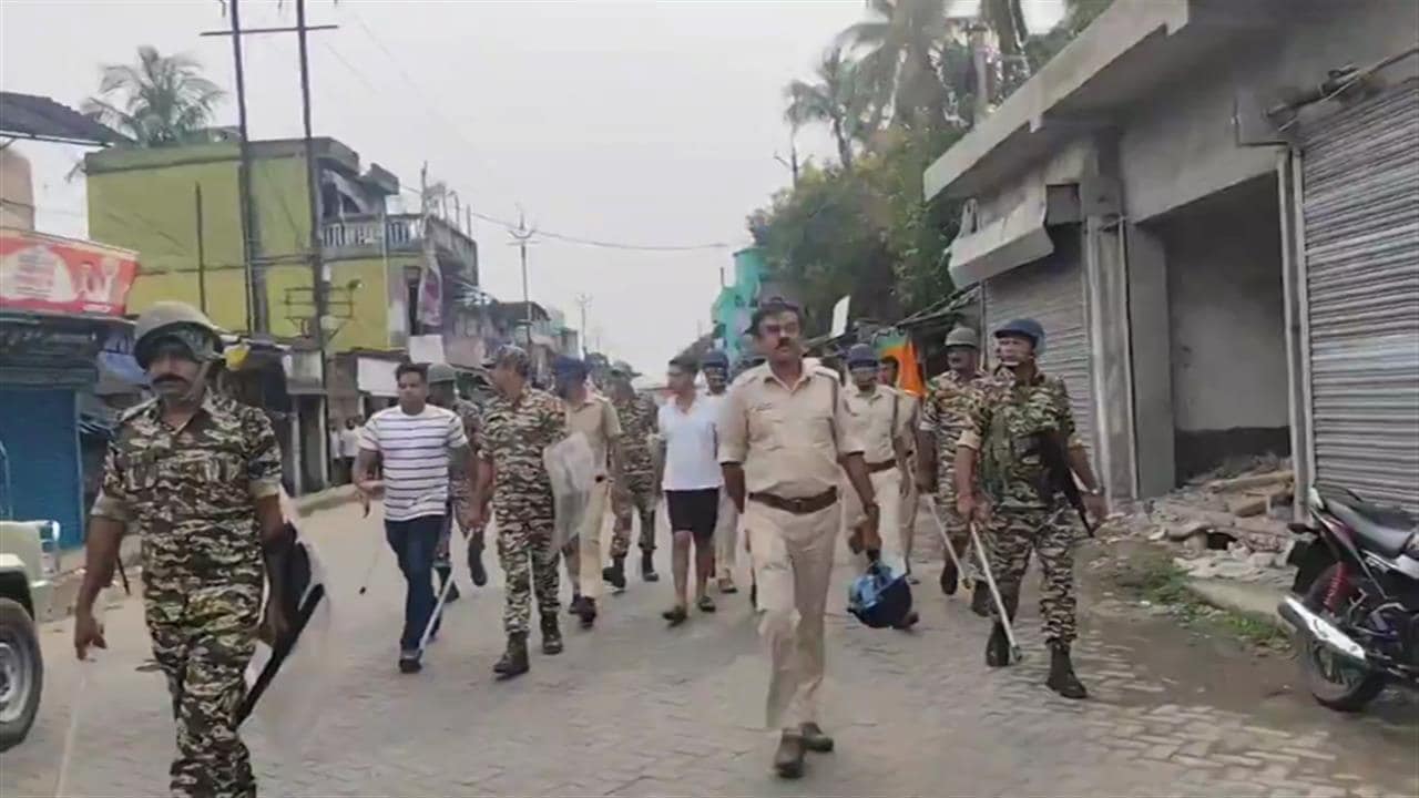 TMC के 'पुष्पा' की पुलिस ने निकाली परेड, हाफ पेंट में दिखे जहांगीर