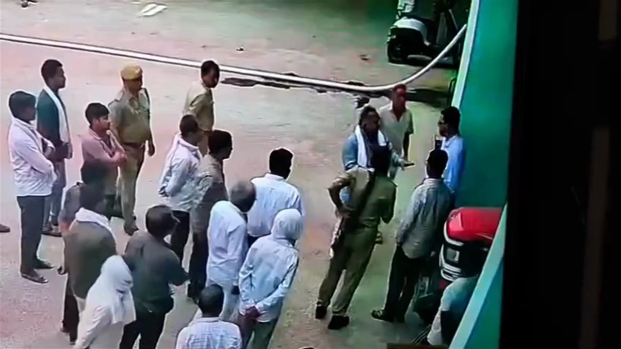 VIDEO: एसडीएम रिंकू सिंह ने BJP ब्लॉक प्रमुख को मारा धक्का! हाथ से मोबाइल छीनकर फेंका