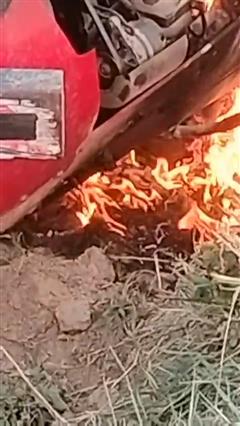 ट्रैक्टर के नीचे दबे दो नाबालिग, आग लगने से मौके पर ही मौत