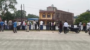 ड्राइवर की पलक झपकी और फ्लाईओवर ब्रिज पर जा लटका ट्रक