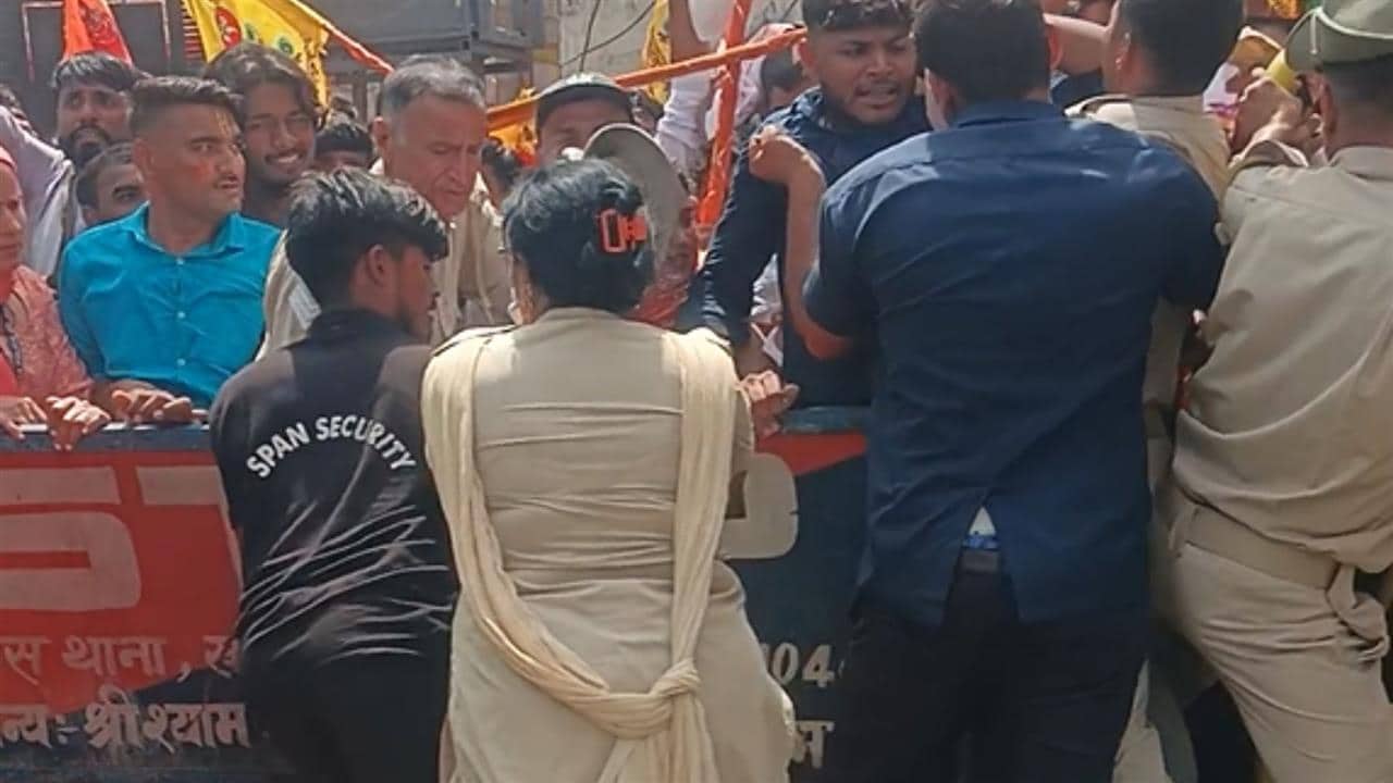 खाटूश्यामजी में श्रद्धालुओं ने तोड़ा बैरियर, पुलिस के साथ धक्का मुक्की का वीडियो वायरल
