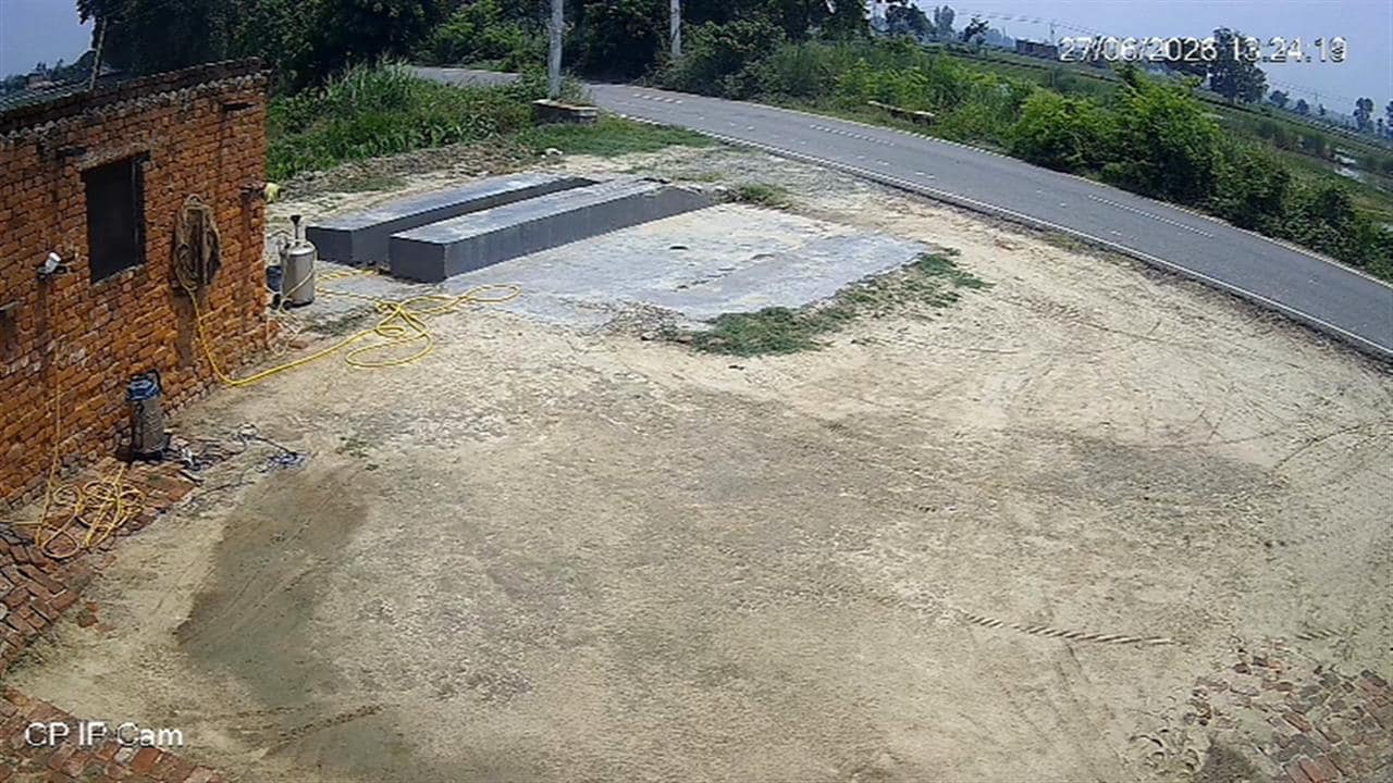 Video: कुशीनगर में तेज रफ्तार कार ने बाइक में मारी टक्‍कर, एक ही पर‍िवार के तीन सदस्‍यों की दर्दनाक मौत
