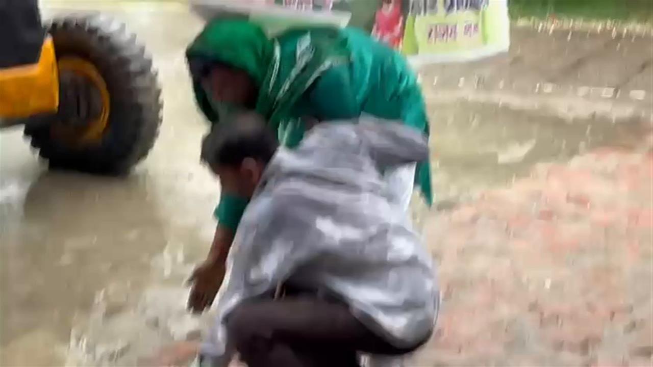 लालू यादव का जन्मदिन मनाने में JCB से केक लेकर गिरे नेता केदार यादव