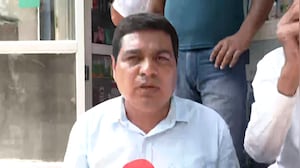 "बाहर से ताला, अंदर तड़प रहे थे लोग..." दिल्ली होटल अग्निकांड में चश्मदीद का दावा