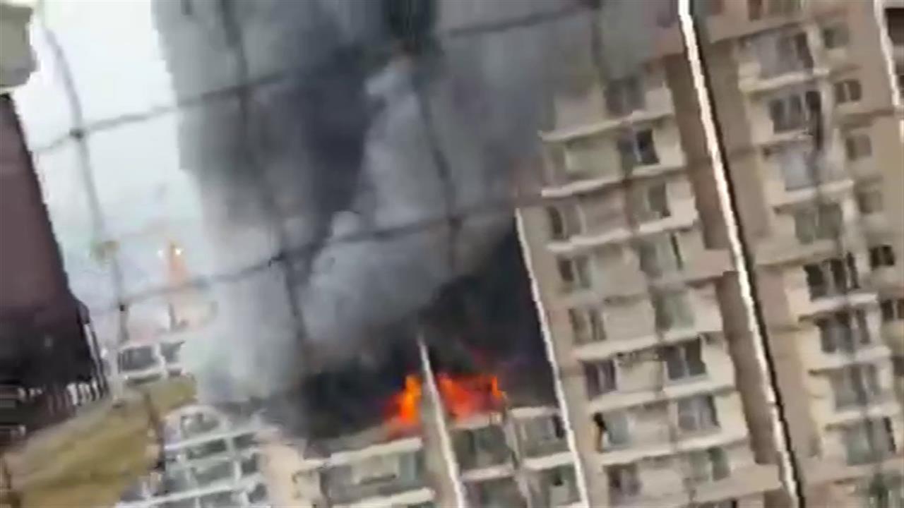 नोएडा की सोसाइटी में 12वें फ्लोर पर लगी भीषण आग, कई फ्लैटों में पहुंची