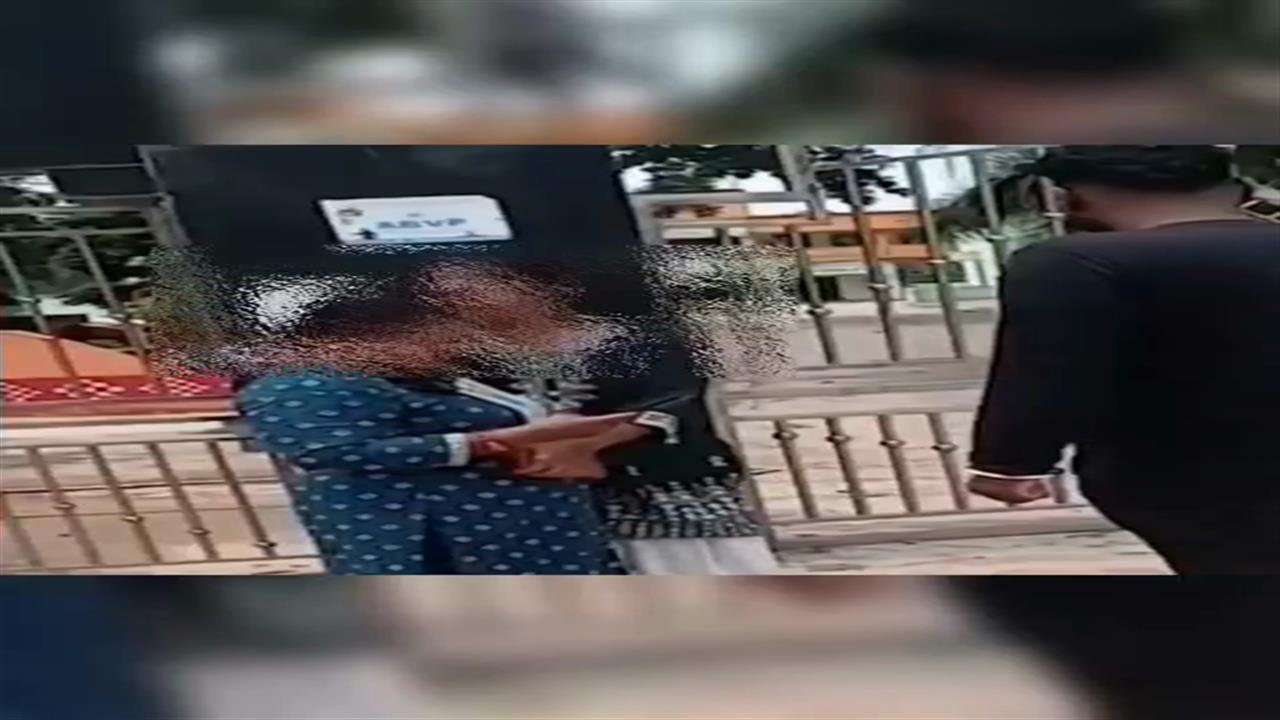 VIDEO: कॉलेज के सामने छात्रा की गर्दन पर रखा धारदार हथियार, लोगों के सामने दी धमकी