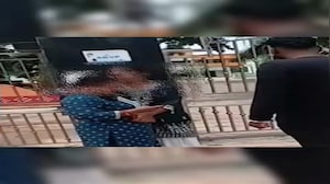 VIDEO: कॉलेज के सामने छात्रा की गर्दन पर रखा धारदार हथियार, लोगों के सामने दी धमकी