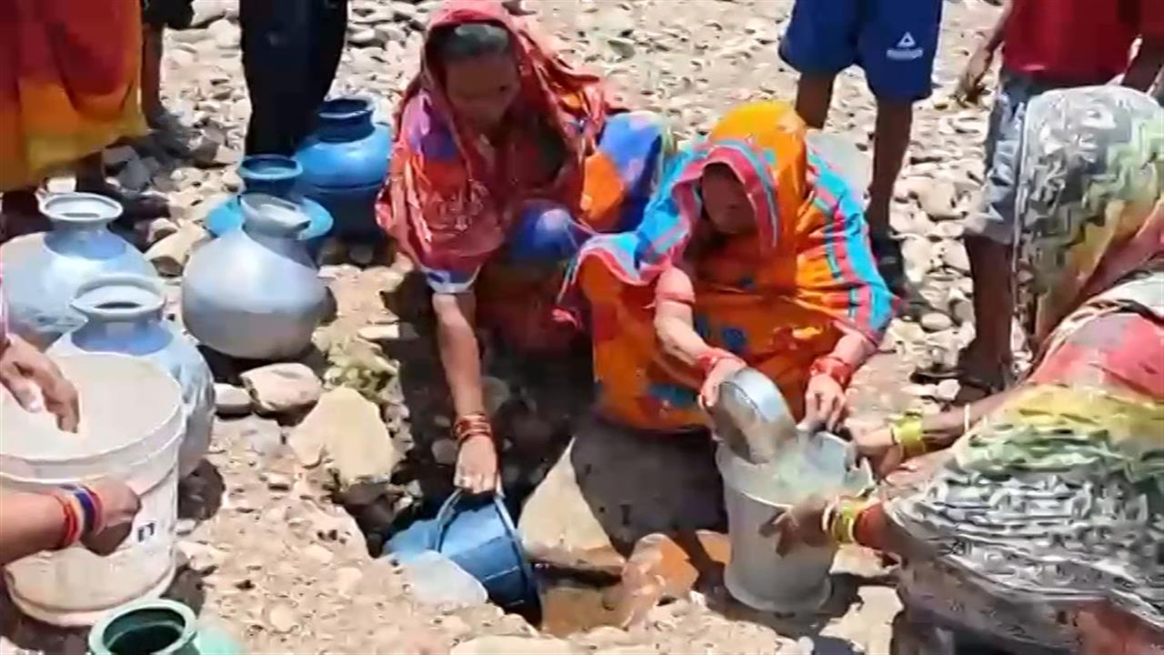 महानदी किनारे प्यासा गांव! नाले में गड्ढा खोदकर पानी पी रहे ग्रामीण, बूंद-बूंद के लिए मोहताज 120 परिवार