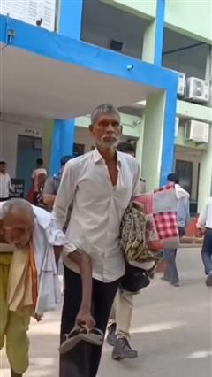34 साल पुराने गुनाह का हिसाब, लाठी के सहारे जेल जाएगा आरोपी; देखें वीडियो