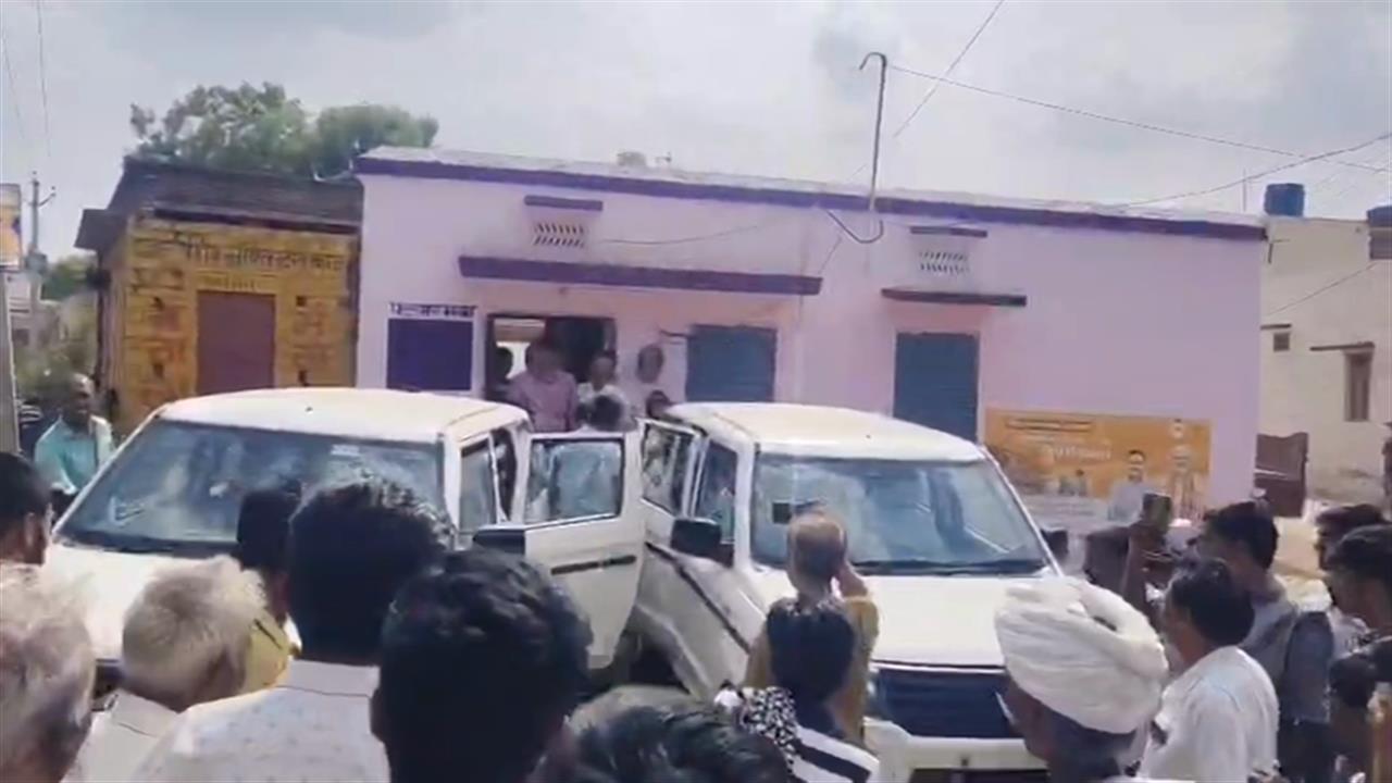 पटवारी के ट्रैप होने के बाद ग्रामीणों ने बजाए ढोल और थाली