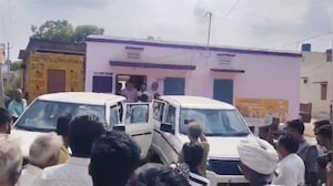 पटवारी के ट्रैप होने के बाद ग्रामीणों ने बजाए ढोल और थाली